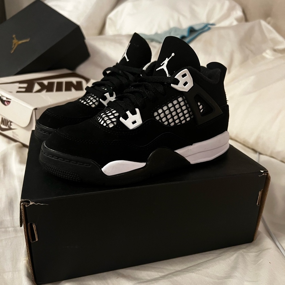 Black and White Jordan 4s (ps) only worn 3 times